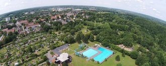 Eine Luftaufnahme von Raisdorf. Im Vordergrund das Freizeitbad.